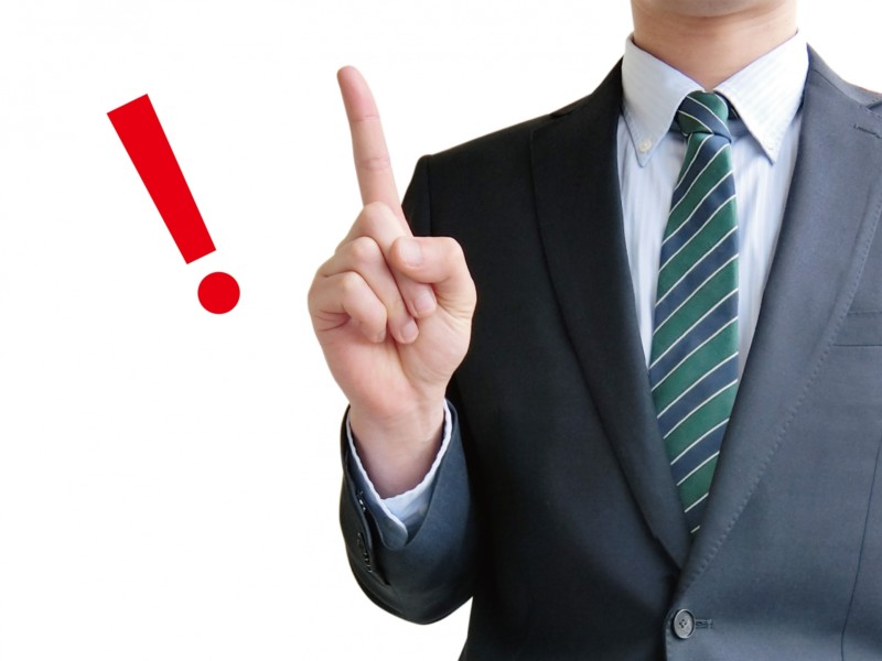 ポイントを教えるビジネスマン