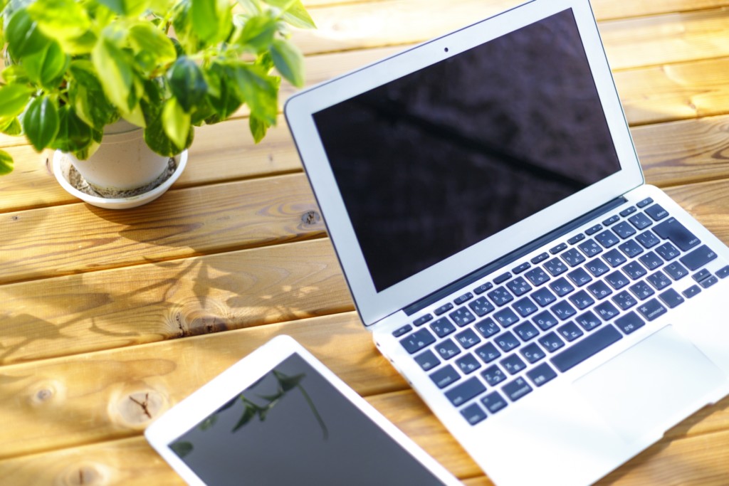 ノートパソコンとスマホ