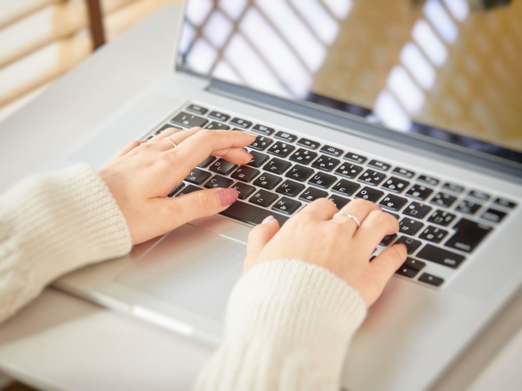 ブログアフィリエイト　ノートパソコンで作業する女性